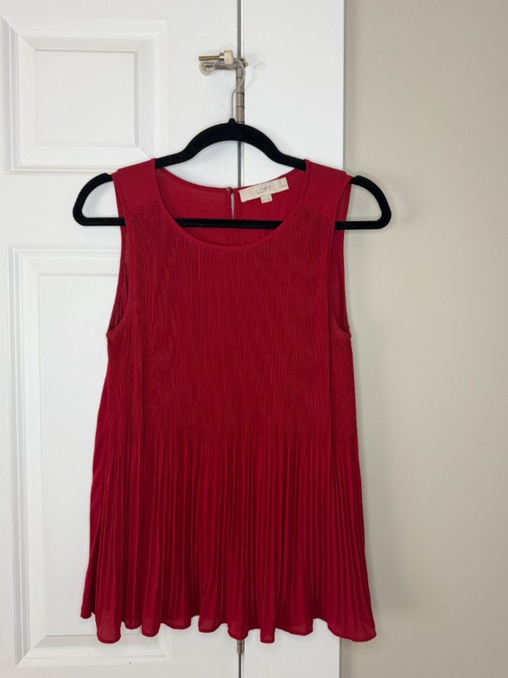 LOFT Red Pleated Sleeveless Top Size MP Sheer Yoke Keyhole